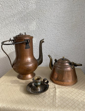 Alte Kannen und Kerzenhalter