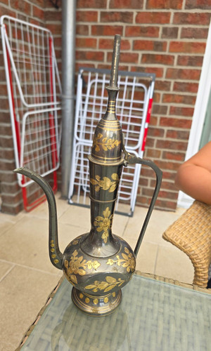 Messing kanne mit blumenmotiv - messing,