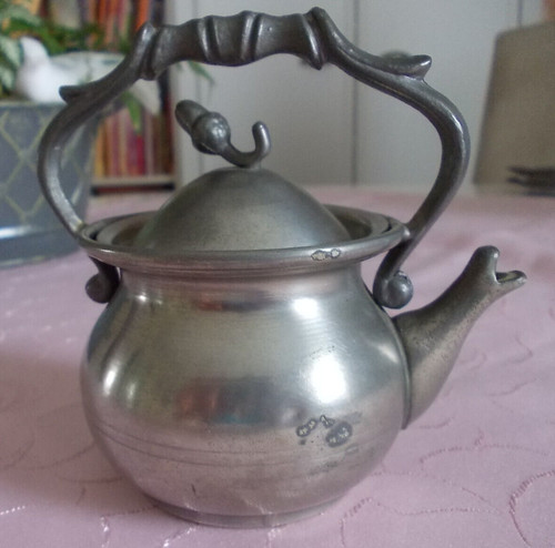 Kleine henkelkanne aus zinn - henkelkanne,