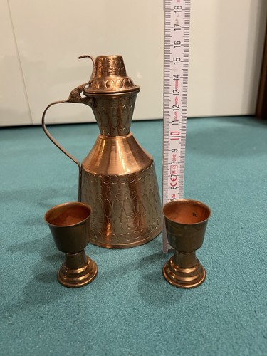 Kupfer kanne und zwei becher - kanne,